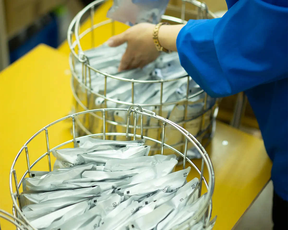 レトルトパウチを整理している様子